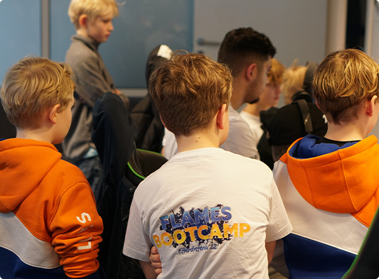 Drenge bliver fortalt hvad esport er